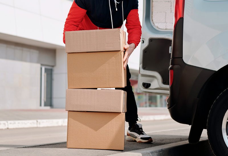 Trabajador de Casovalle llenando de cajas la furgoneta del servicio de transporte de documentación en Santander 