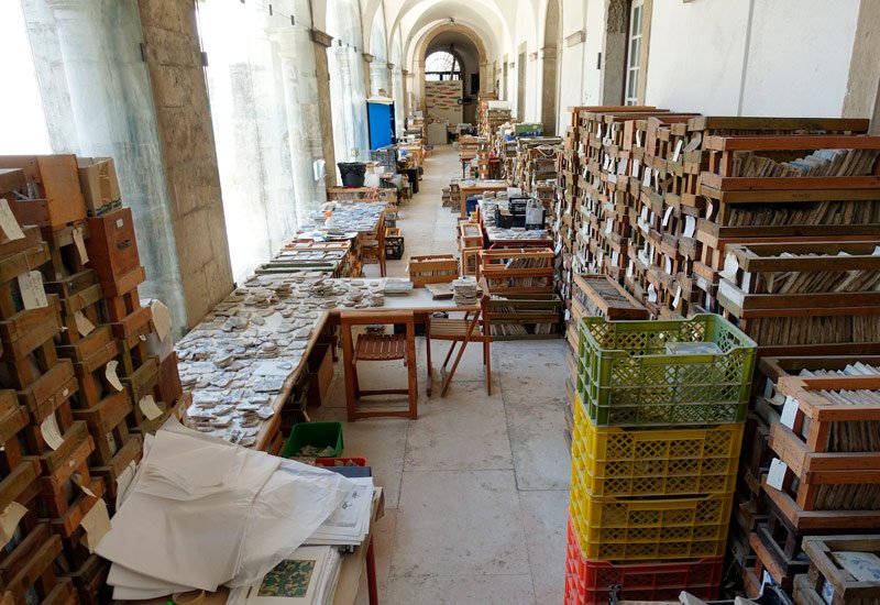 Almacén de museo con obras de arte en cajas para utilizar el servicio de transporte obras de arte de Casovalle