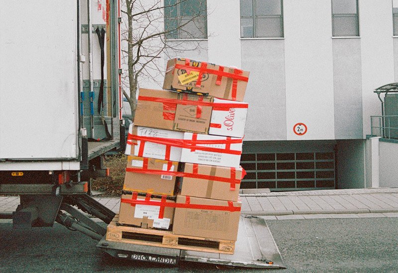 Cajas organizadas para entrar en el camión de mudanzas de Casovale